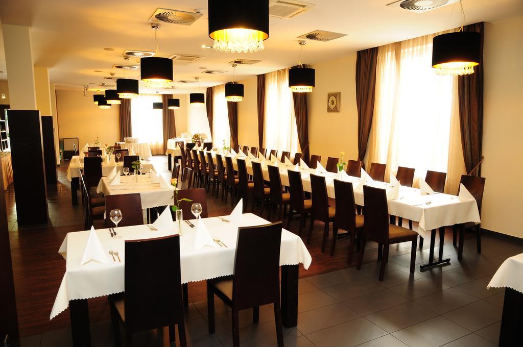 Hotel Нєполоміце Екстер'єр фото